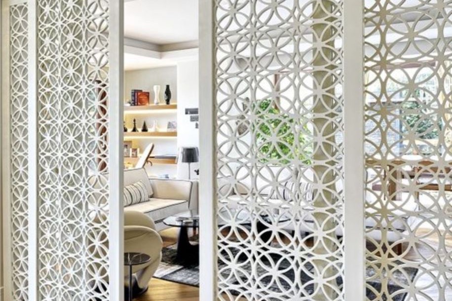 Vách ngăn trang trí bằng tấm nhựa PVC cắt hoa văn
